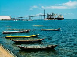 Rio amazônico em Santarém para pesca esportiva de tucunaré