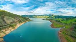 Lago de Furnas com barco para pesca esportiva