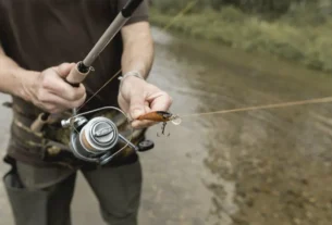 Conjuntos de pesca esportiva para diferentes pescarias.