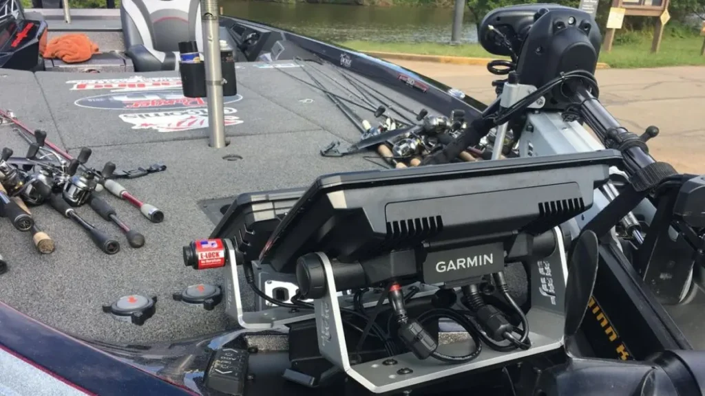 Motor elétrico instalado em barco utilizado para pesca esportiva em represa