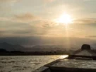Barco de pesca esportiva no Rio Negro durante pescaria amazônica