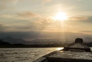 Barco de pesca esportiva no Rio Negro durante pescaria amazônica