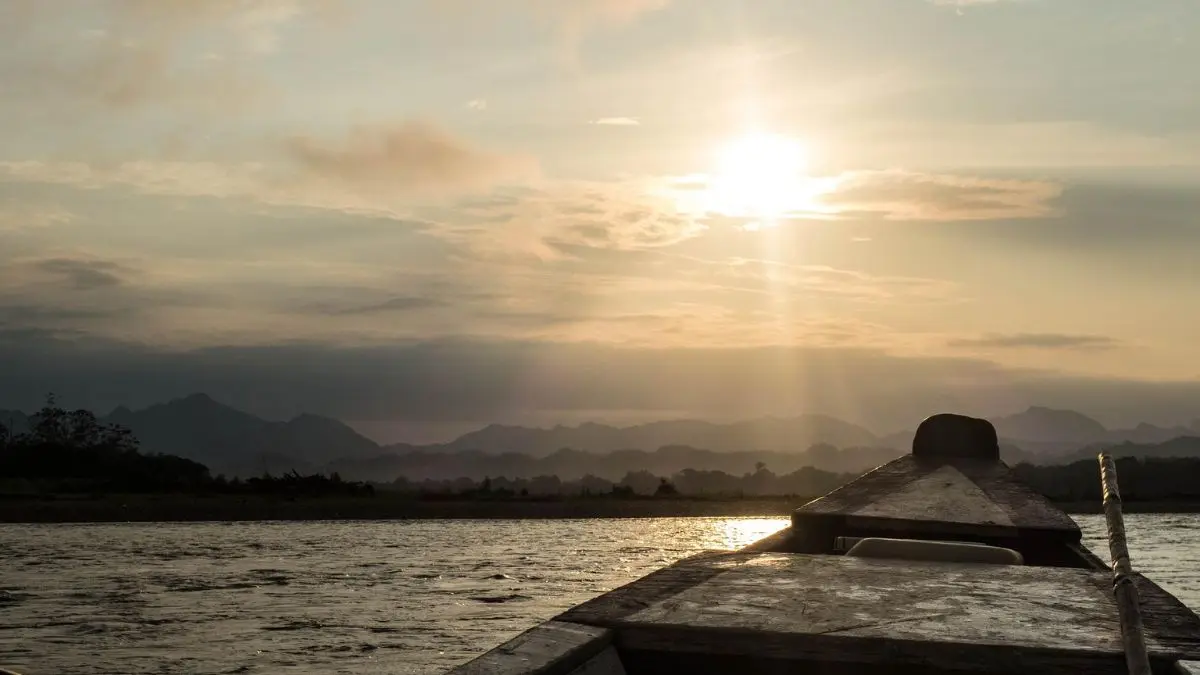 Barco de pesca esportiva no Rio Negro durante pescaria amazônica