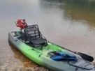 Equipamentos essenciais para pesca em caiaque organizados em represa