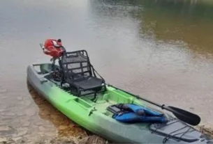 Equipamentos essenciais para pesca em caiaque organizados em represa