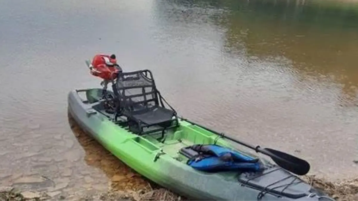 Equipamentos essenciais para pesca em caiaque organizados em represa