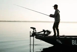 Barco de pesca esportiva equipado navegando em grande represa brasileira