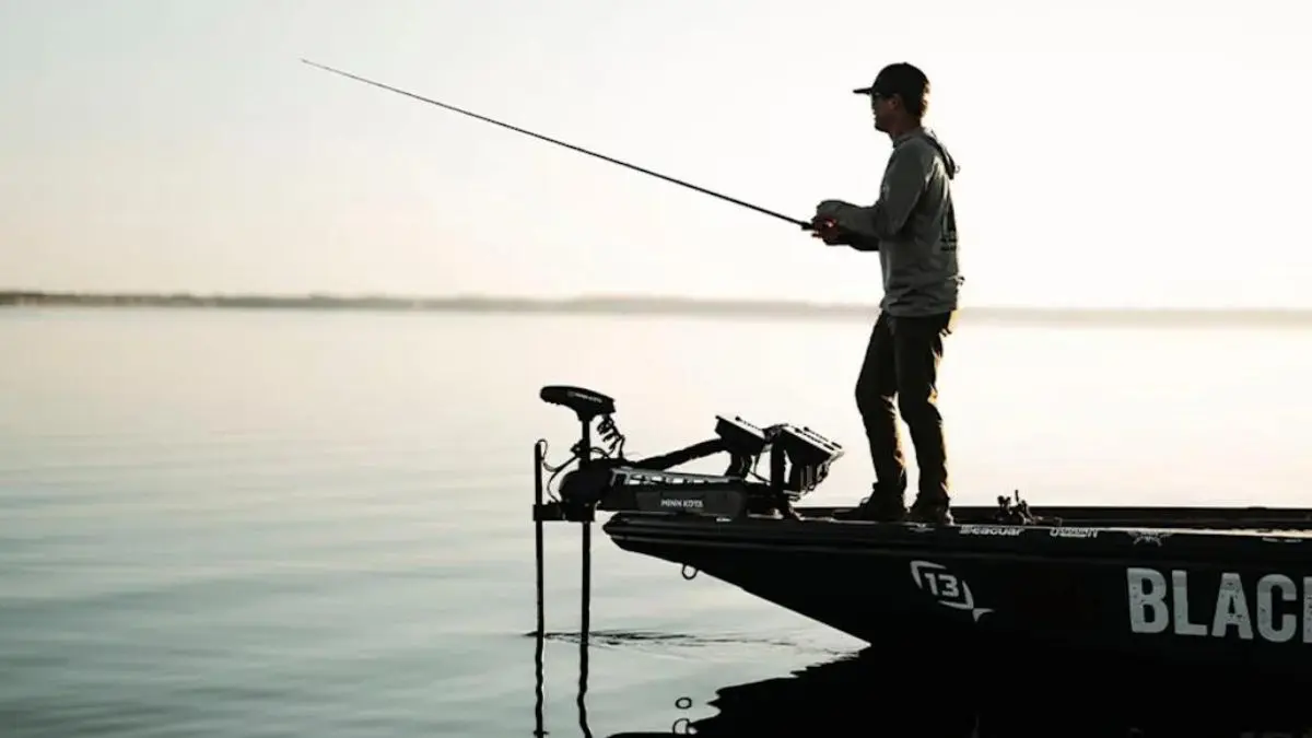Barco de pesca esportiva equipado navegando em grande represa brasileira
