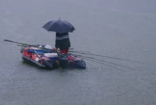 Cenário de pescaria em dia nublado favorável para captura de peixes