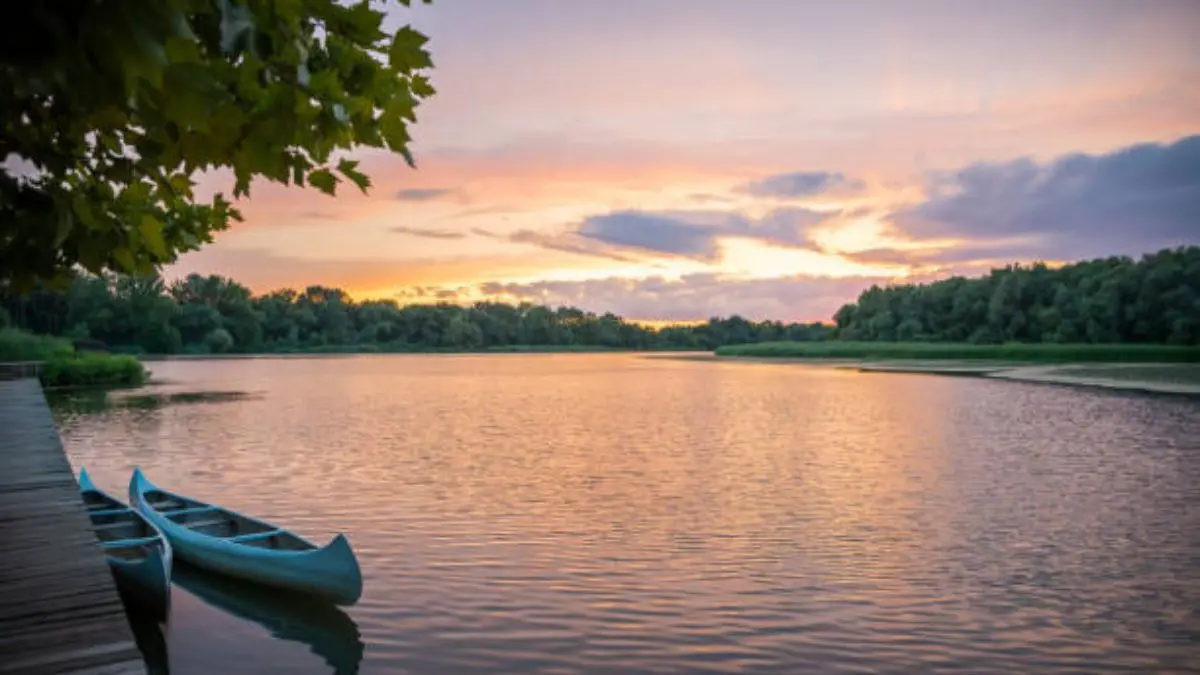 Pesca esportiva no Pantanal com barco e rio preservado