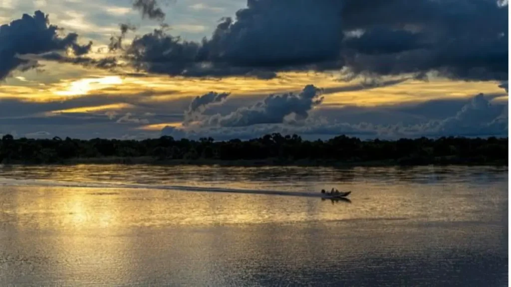 Barco realizando pesca esportiva no Rio Araguaia