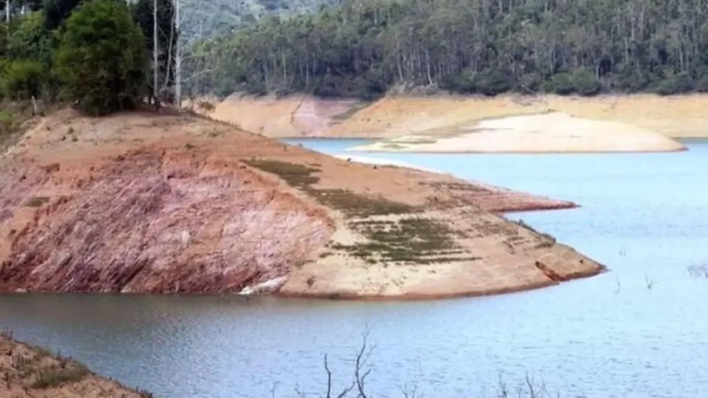 Canal antigo de reservatório utilizado por peixes durante a seca
