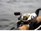 Como evitar cabeleira na carretilha durante arremessos de pesca esportiva