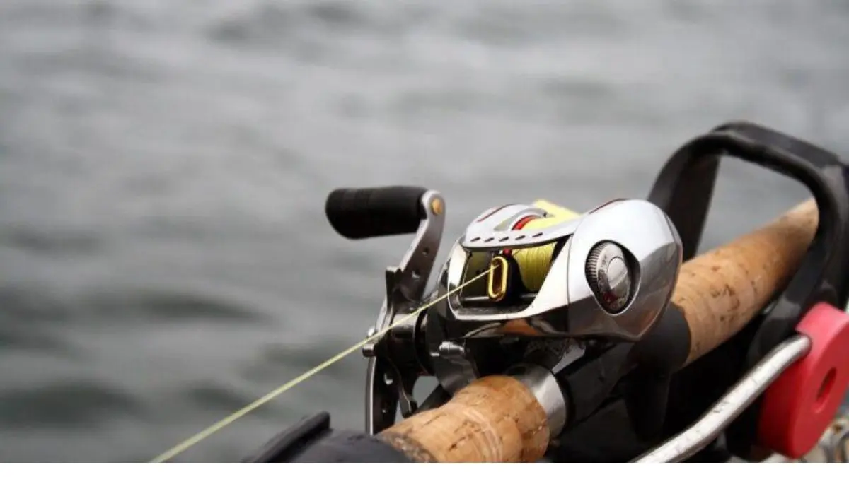 Como evitar cabeleira na carretilha durante arremessos de pesca esportiva