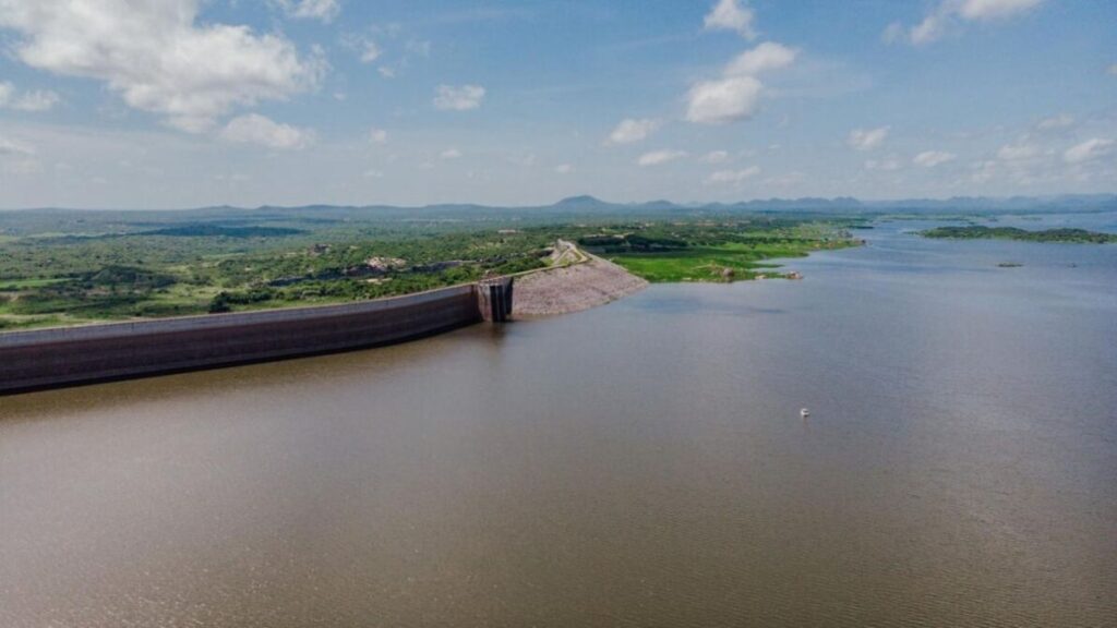 Estruturas submersas e galhadas que concentram tucunarés no Castanhão