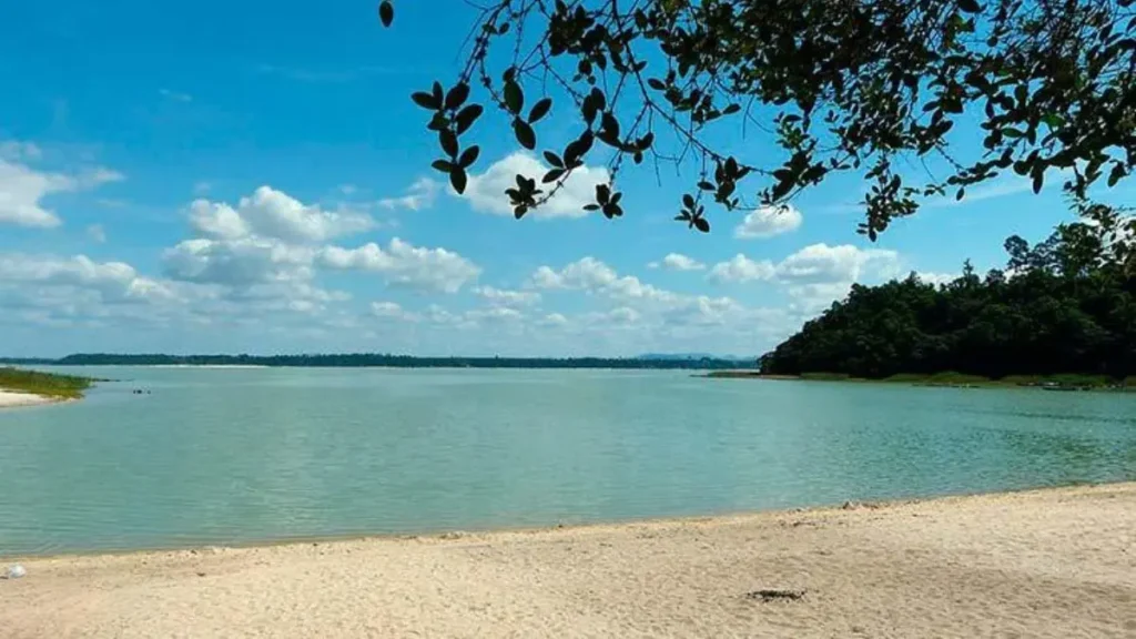 Lagoa Juparanã com águas calmas ideais para pesca de tucunarés