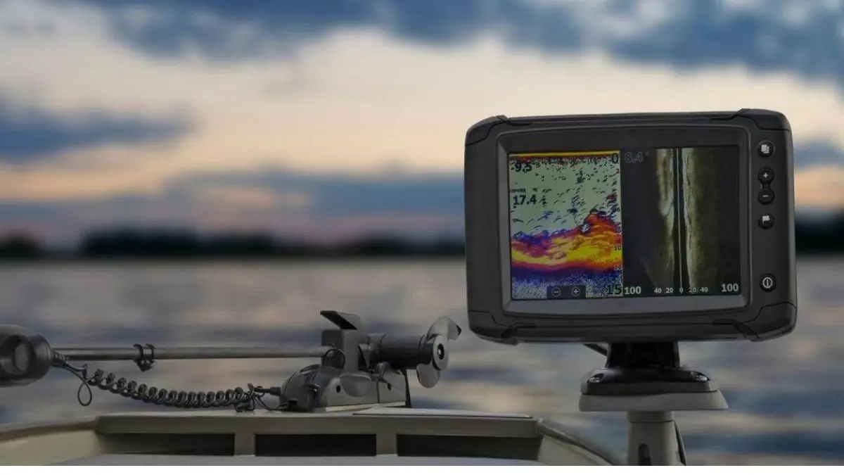 Sonar para pesca em água doce identificando peixes e estruturas submersas
