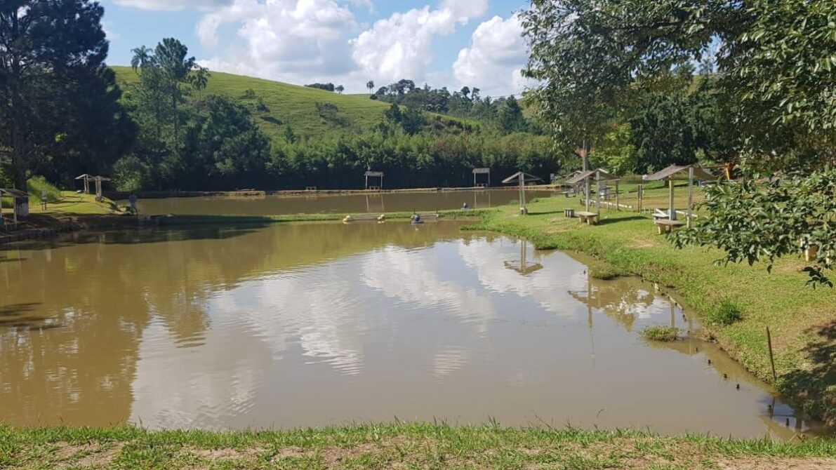 Pesqueiro próximo de Goiânia com lago para pesca esportiva e lazer