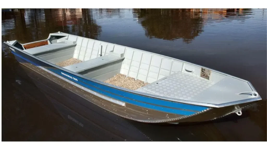 Barco de alumínio ou fibra: qual vale mais a pena para pescaria? 4 Barco de alumínio utilizado na pesca esportiva em rio, ideal para pescadores que buscam resistência, leveza e praticidade.