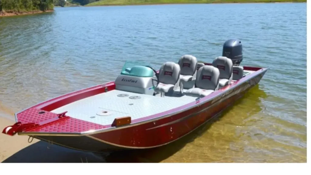 Barco de alumínio ou fibra: qual vale mais a pena para pescaria? 5 Barco de fibra para pesca esportiva em lago, oferecendo excelente estabilidade, conforto e navegação suave durante a pescaria.