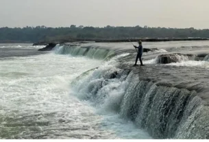 Pescador praticando pesca esportiva em rio de correnteza forte utilizando técnicas para capturar peixes com mais eficiência.