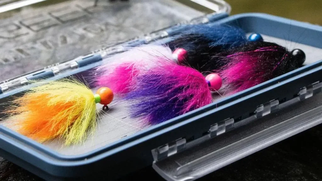 Como pescar tucunaré com jig de pena e aumentar as capturas. 5 Jigs de pena organizados corretamente após uma pescaria.