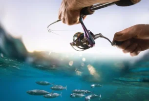 Pescador utilizando técnica para fazer peixe desconfiado voltar a atacar a isca
