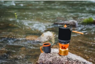 Fogareiro portátil utilizado em acampamento de pesca