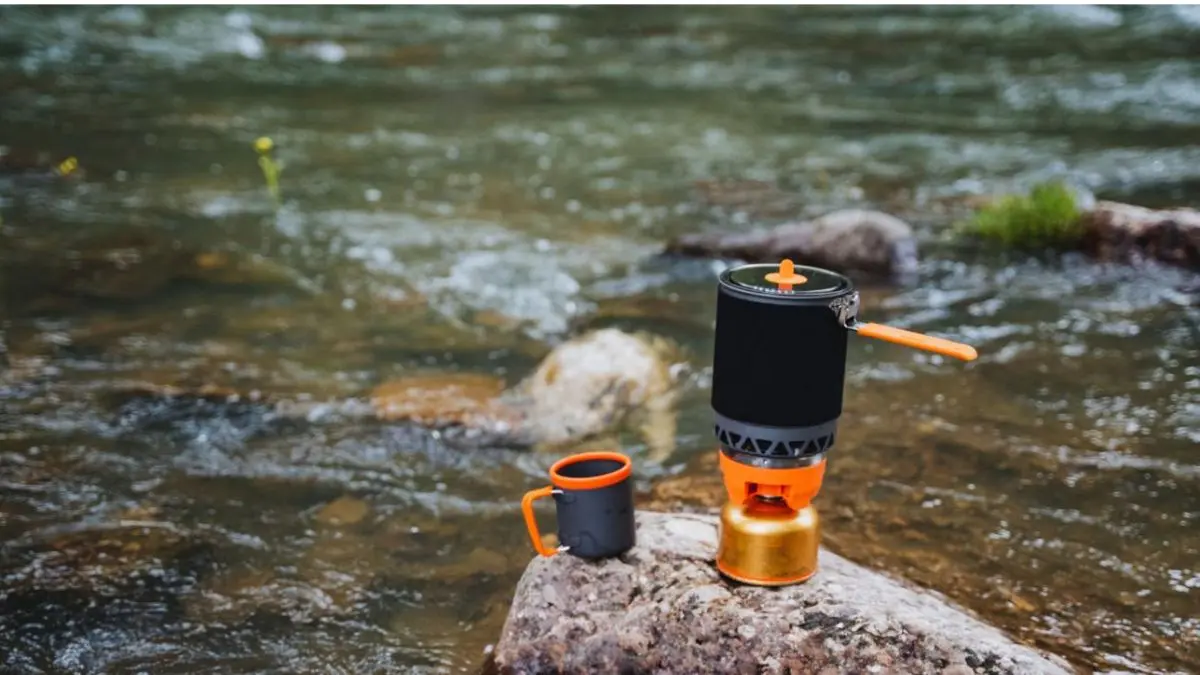 Fogareiro portátil utilizado em acampamento de pesca