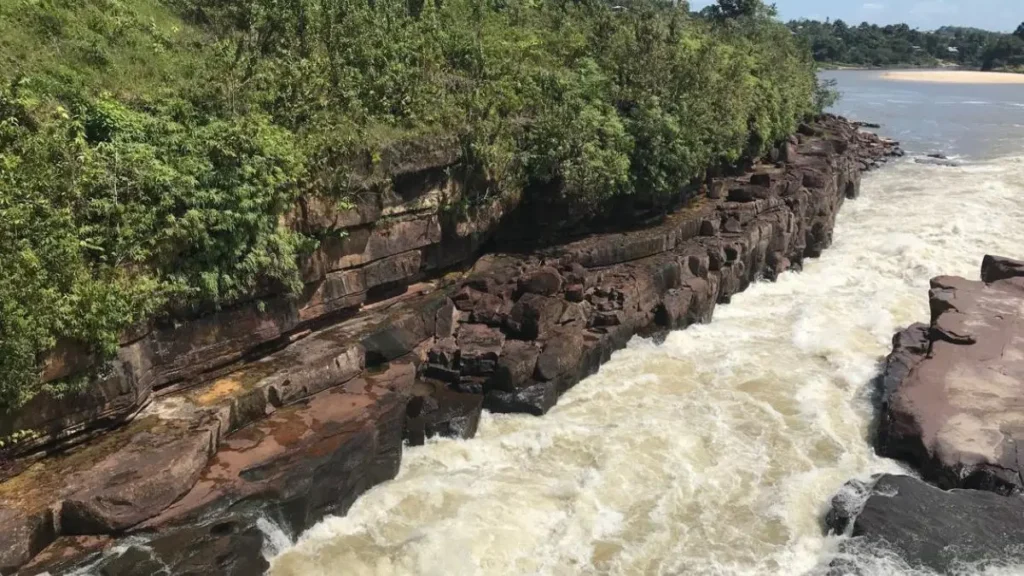 Corredeiras e pedrais onde o peixe cachorra costuma caçar