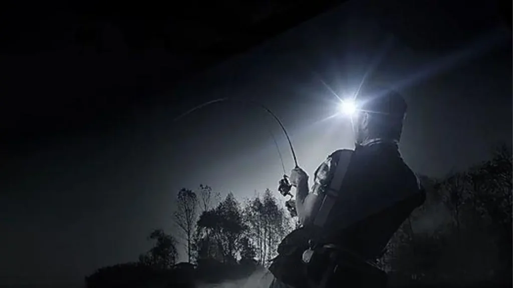 Os melhores acessórios outdoor para quem faz pescaria frequente. 7 Lanterna de cabeça utilizada em pesca noturna.