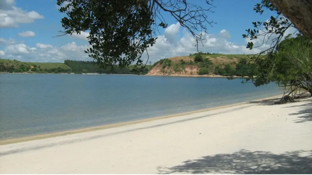 Lagoa Juparanã: a maior lagoa do ES para pescar e quais peixes encontrar. 8 Enseadas e estruturas naturais utilizadas por pescadores na Lagoa Juparanã.