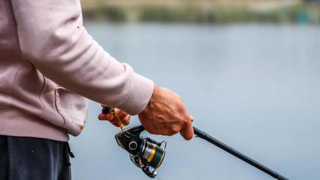O que é pesca de espera e quando ela funciona melhor? Guia prático. 5 Equipamento preparado para pesca de espera em rio brasileiro