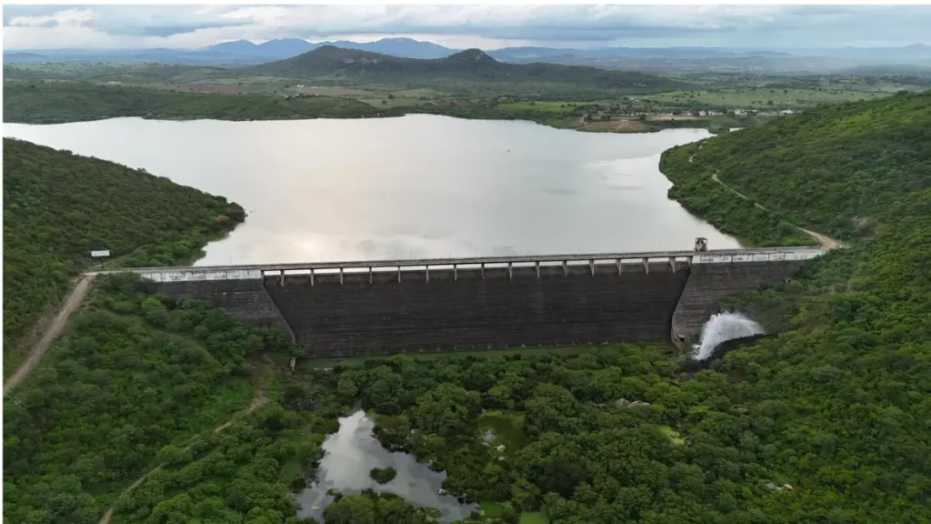 Top 10 açudes da Paraíba para pesca esportiva e grandes capturas. 6 Paisagem do reservatório Acauã, na Paraíba, com excelente potencial para grandes capturas.