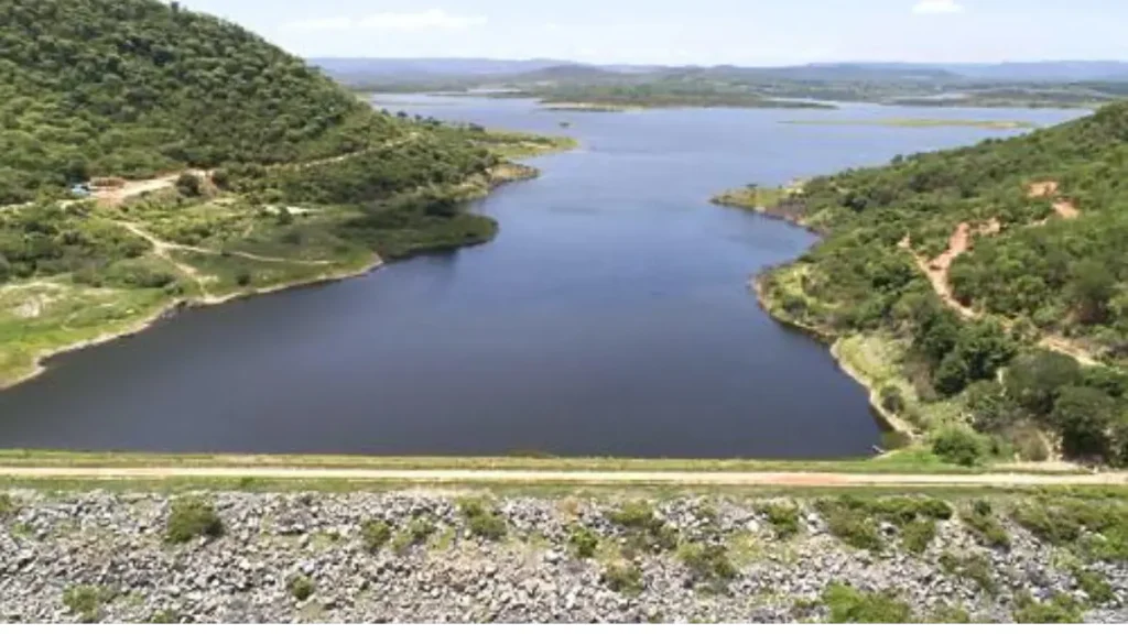 Top 10 açudes da Paraíba para pesca esportiva e grandes capturas. 5 Reservatório Engenheiro Ávidos, na região de Cajazeiras, importante destino para pescadores.