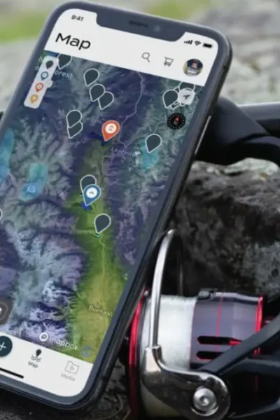 Aplicativo de GPS no celular usado para mapear pontos de pesca e encontrar pesqueiros.