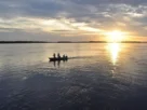 Vista aérea do Rio Negro em Barcelos, um dos principais destinos de pesca esportiva da Amazônia.