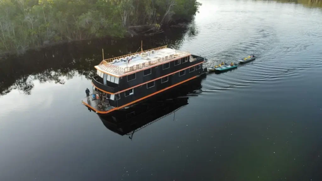 Barco-hotel utilizado em operações de pesca esportiva em Barcelos. 