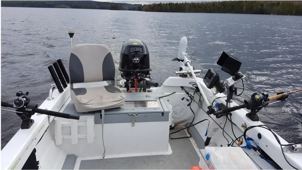 Motor elétrico ou motor de popa: qual escolher para cada pescaria? 4 Barco equipado com motor elétrico e motor de popa durante pescaria.