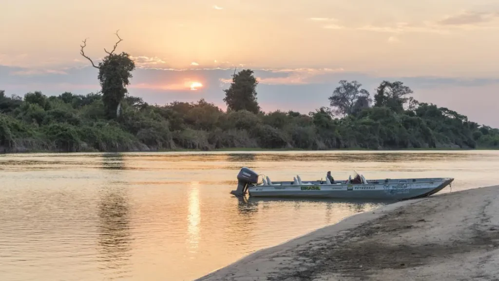 Ilha do Bananal: guia prático para pesca esportiva e melhores pontos. 3 Embarcação utilizada na pesca esportiva da Ilha do Bananal.