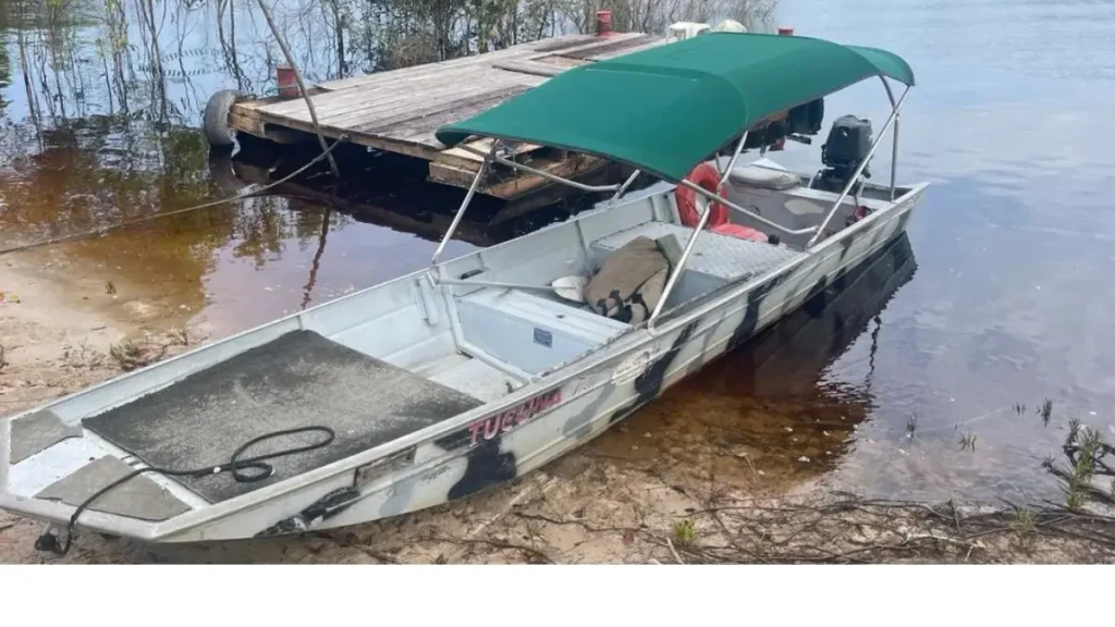 Barco equipado para pesca esportiva utilizado por pousada especializada.