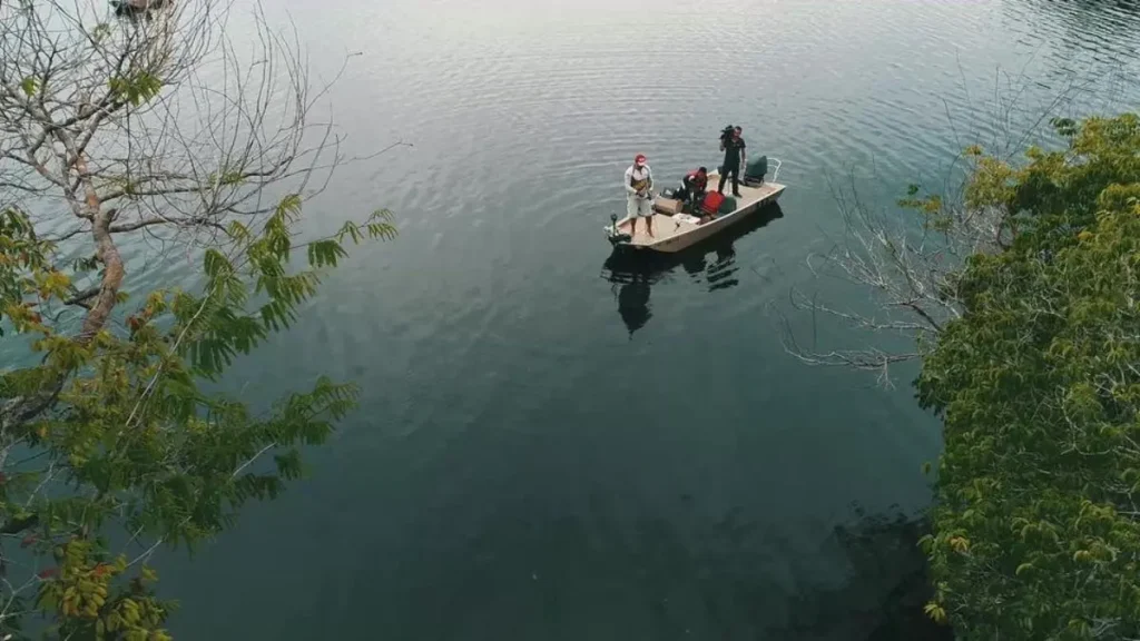 Drone registrando uma pescaria esportiva em alta resolução. 