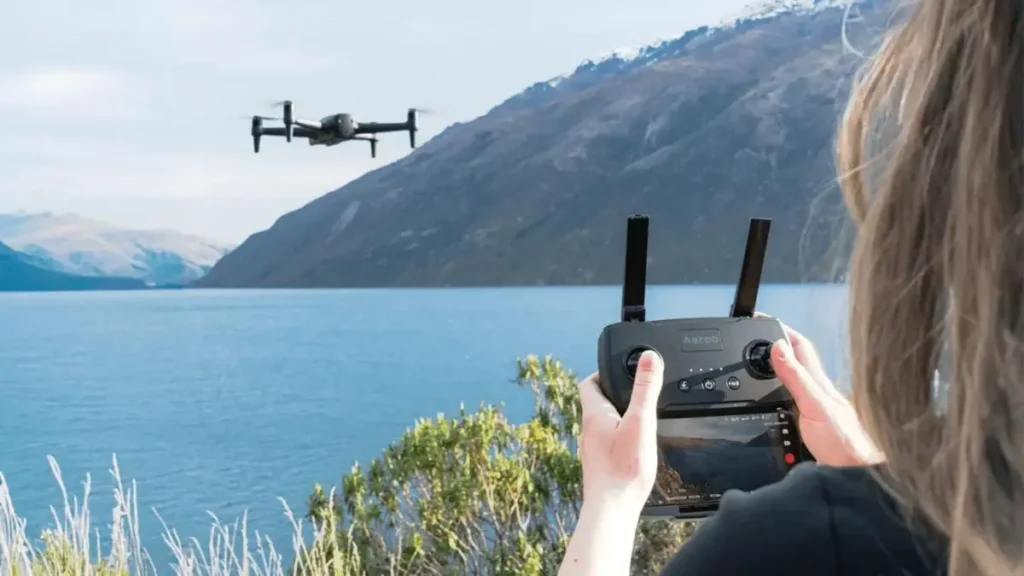 Drone realizando voo de reconhecimento sobre um lago utilizado para pesca esportiva.