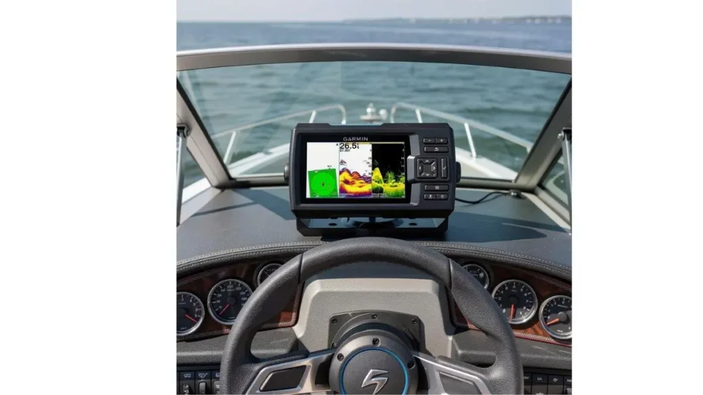 Painel de embarcação com sonar, GPS náutico e motor elétrico utilizados na pesca esportiva em água doce.