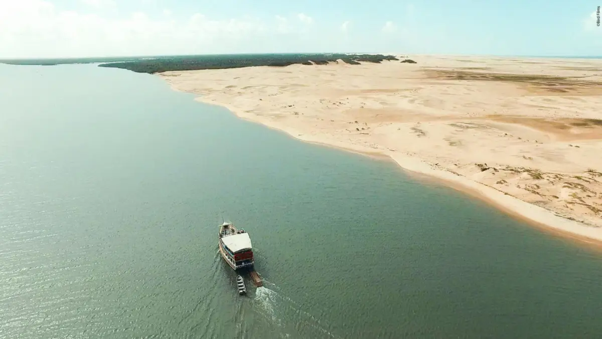 Foz do Rio São Francisco em Sergipe, com barcos, dunas e ambiente de pesca esportiva.