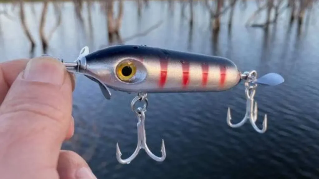 Isca de hélice utilizada para pesca de tucunarés na superfície.