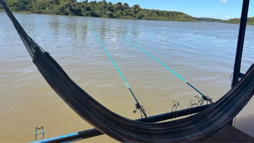 Rancho de pesca com acesso direto ao rio e estrutura para embarcação.