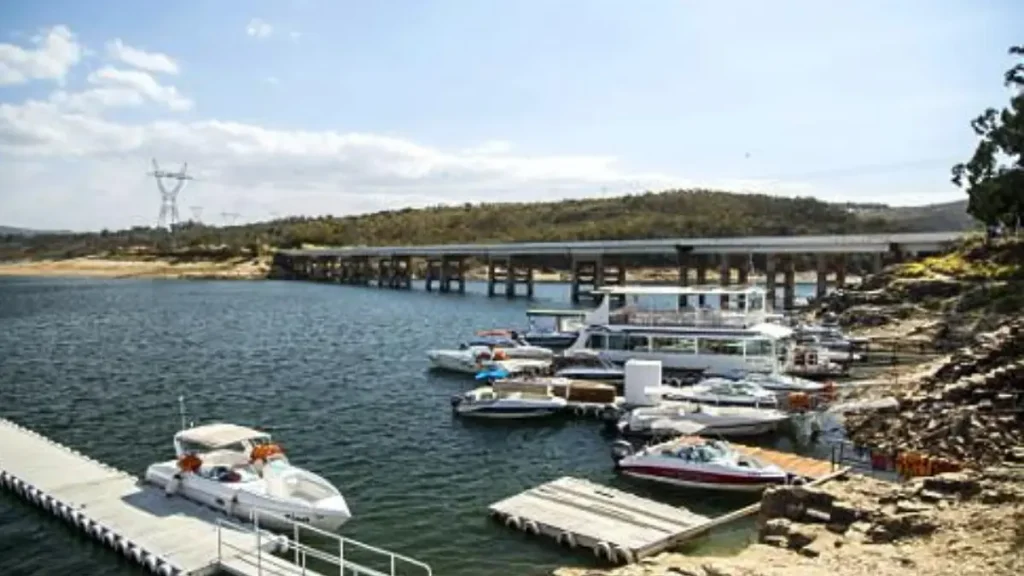 Turismo de pesca em Três Marias: por que virou referência nacional? 5 Marina com embarcações utilizadas no turismo de pesca em Três Marias.