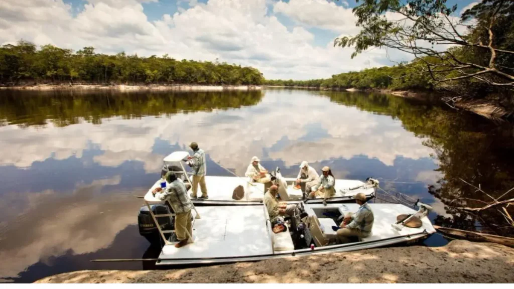 Melhores pesqueiros, rios e destinos de pesca no Brasil. 3 Rio brasileiro com barco de pesca esportiva em ambiente de água doce.
