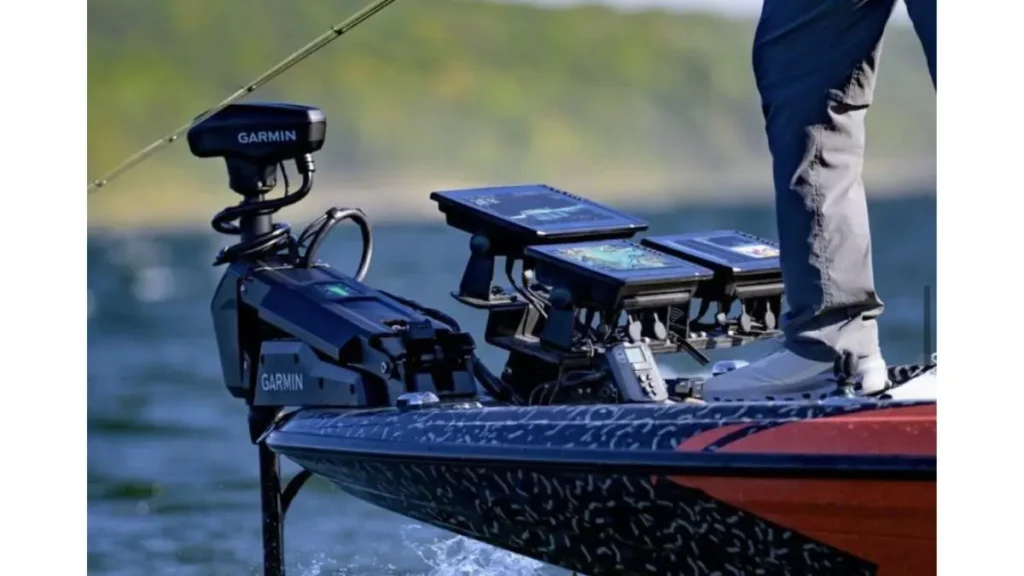 Motor elétrico com GPS instalado na proa de uma embarcação de pesca esportiva. 